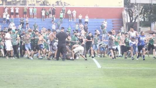 Briga generalizada entre torcedores do Cruzeiro e Coritiba na Vila Capanema