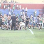 Coritiba x Cruzeiro: imagens do 'campo de guerra' após briga entre torcidas