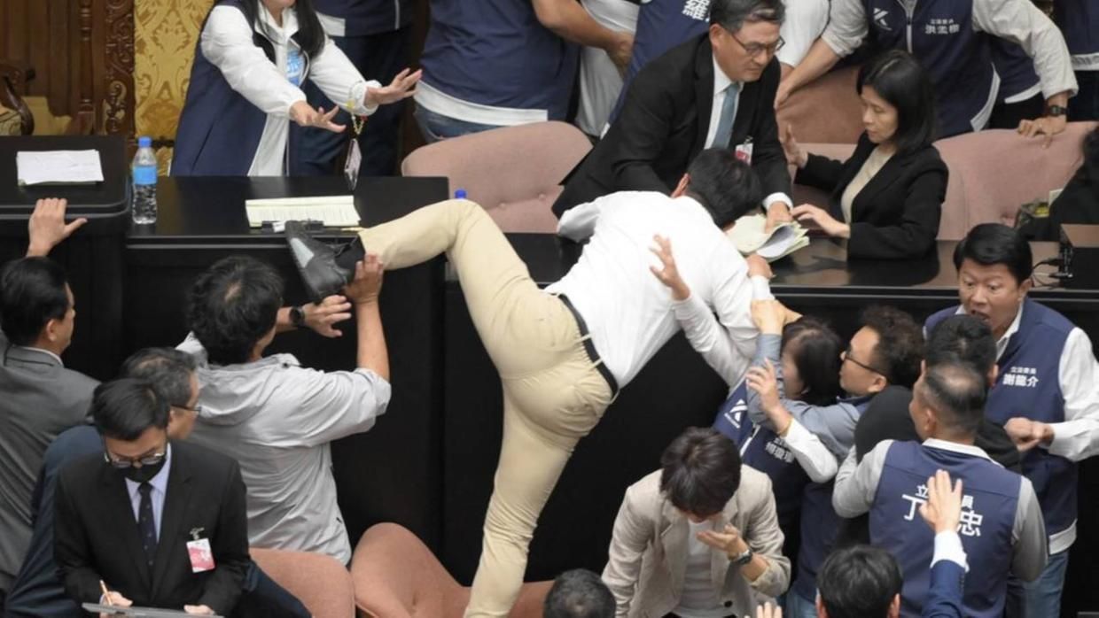 Parlamentares trocam socos e deputado foge com projeto de lei em Taiwan
