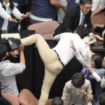 Parlamentares trocam socos e deputado foge com projeto de lei em Taiwan