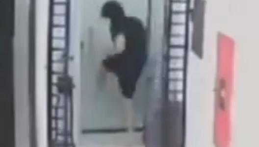 Foto mostra homem tentando invadir casa de vizinho em Goiás momentos antes de ser morto