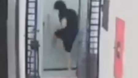 Foto mostra homem tentando invadir casa de vizinho em Goiás momentos antes de ser morto