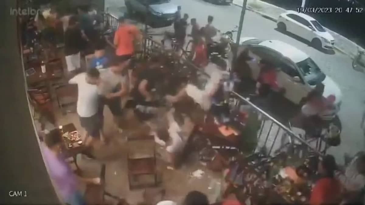 Vídeo: integrantes da Galoucura invadem bar e agridem torcedores do Cruzeiro em Sete Lagoas, em Minas 