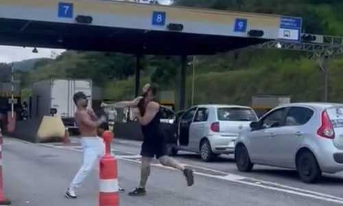 Foto mostra dois homens brigando em pedágio em Itaúna, na região Centro-Oeste de Minas