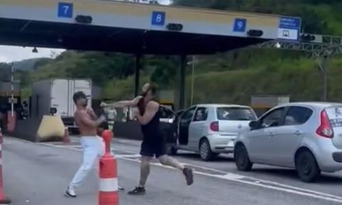 Foto mostra dois homens brigando em pedágio em Itaúna, na região Centro-Oeste de Minas