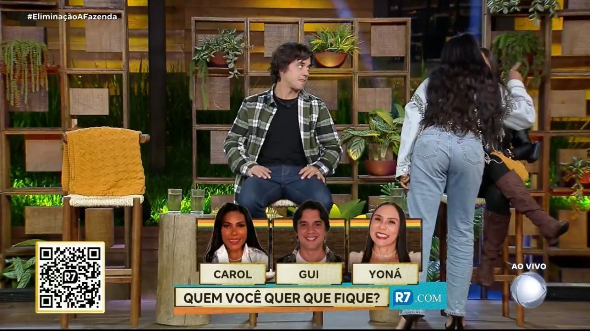 Carol vai pra cima de Yoná ao vivo antes de eliminação em A Fazenda 17