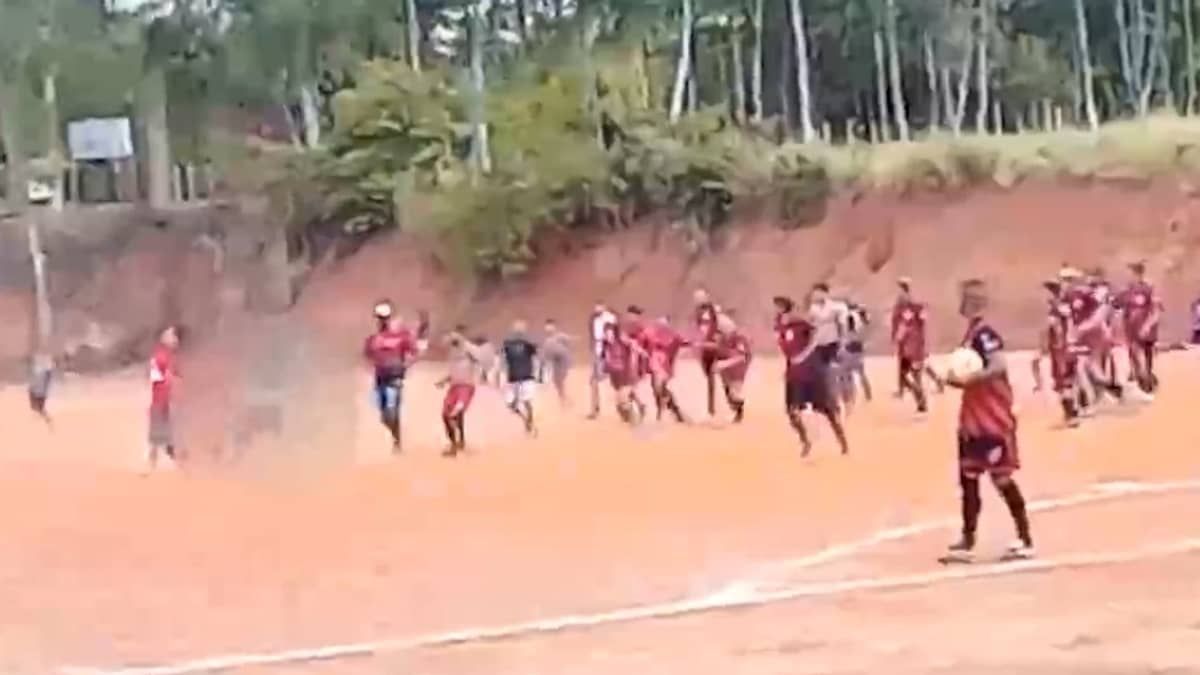 VÍDEO: árbitro ataca jogador de futebol com facão após briga por pênalti em Minas Gerais