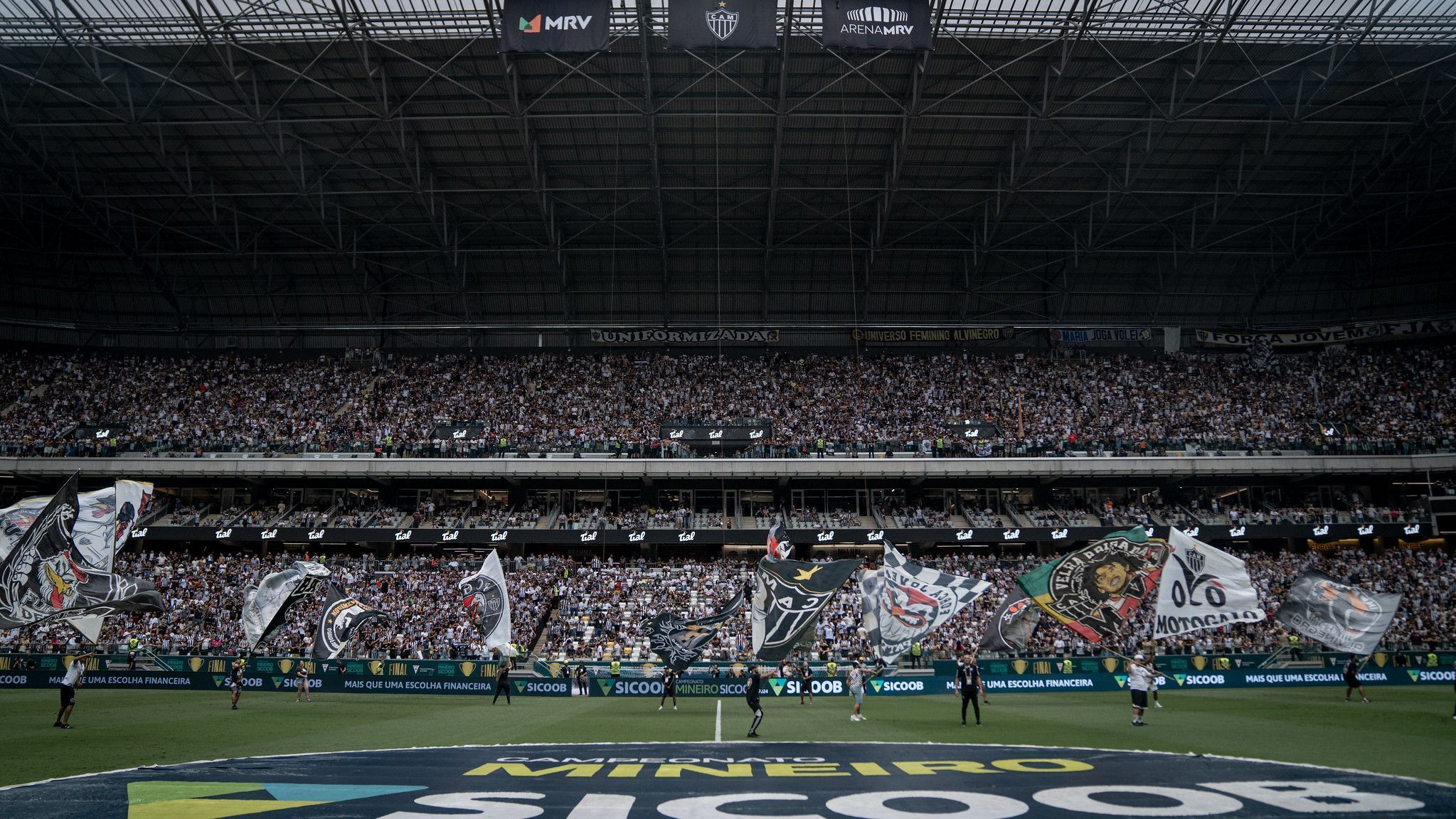Discussão sobre bandeira causa tumulto e deixa 5 atleticanos feridos em clássico contra o Cruzeiro