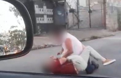 Vídeo: motoristas trocam socos e caem no asfalto durante briga de trânsito em BH