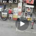 Vídeo mostra homem sendo espancado até a morte em posto de combustível no Barreiro