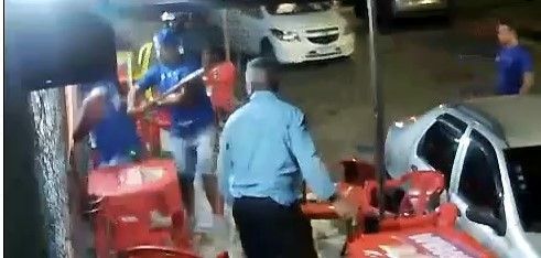 Vídeo: membros de organizada do Cruzeiro invadem bar para agredir atleticano