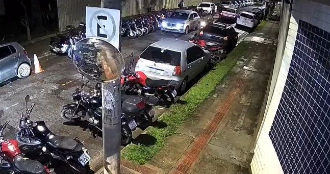 Vídeo: homem é esfaqueado dentro de carro em BH; briga de trânsito pode ter motivado crime