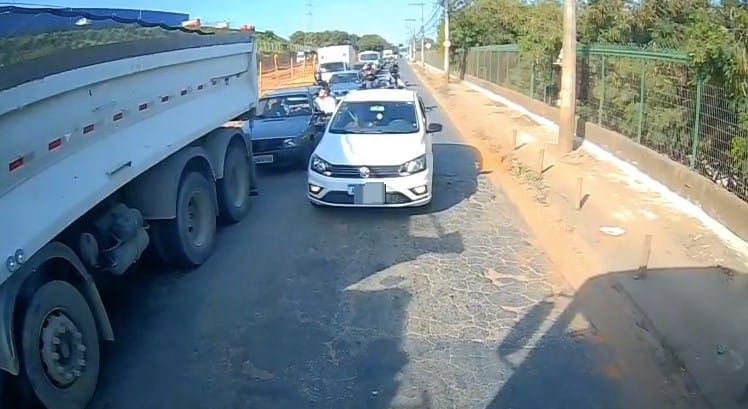 Vídeo: caminhoneiro filma motorista agredindo condutor de Fiat em Contagem, na Grande BH