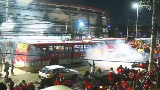 Brigada Militar disparou bombas de gás para dispersar torcedores que bloqueavam avenida