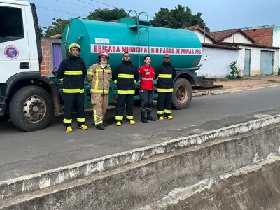 Brigada Municipal do Rio Pardo de Minas em combate de incêndio