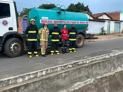 Brigada Municipal do Rio Pardo de Minas em combate de incêndio