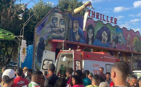 Foto mostra parque de diversões em Além Paraíba (MG)