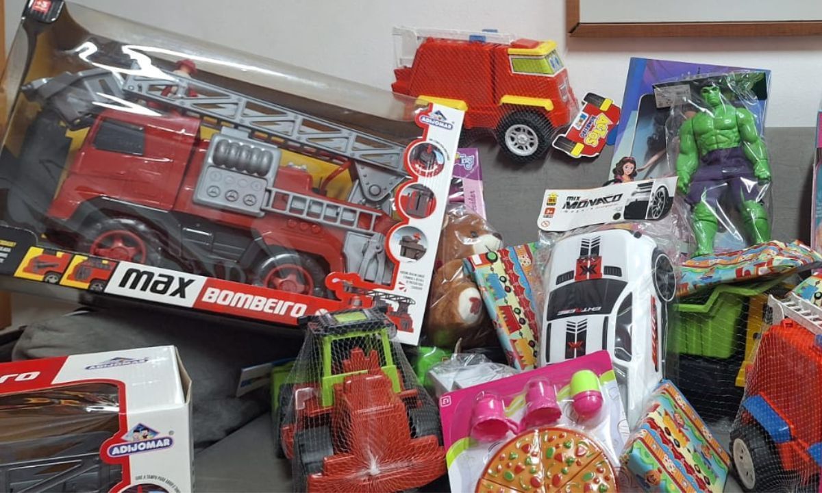 Crianças doam brinquedos para campanha solidária da Itatiaia e da Mão Amiga