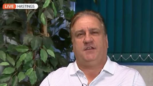 Britânico de 61 anos torrou dinheiro que ganhou na loteria e teve que voltar a trabalhar em vidraçaria