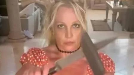 Britney Spears postou vídeo dançando com facas nas redes sociais