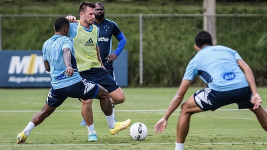 Brock tenta passe em treino do Cruzeiro nesta sexta-feira (10), na Toca