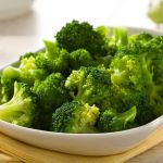Para manter a cor e a textura, o cozimento é curto e deve ser interrompido assim que o brócolis sai da panela