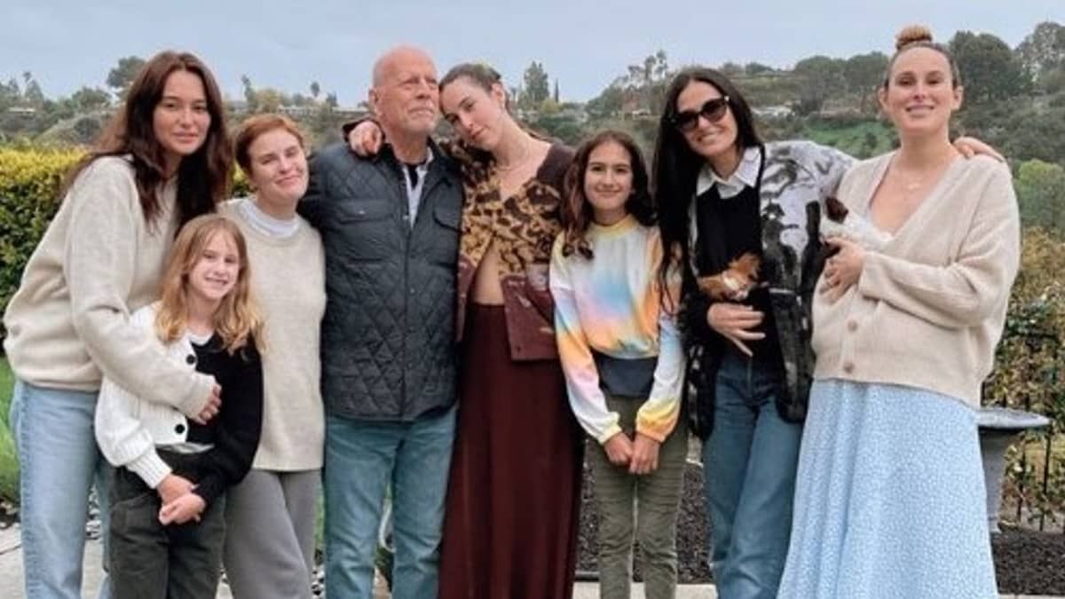 Bruce Willis comemora aniversário ao lado de familiares; vídeos