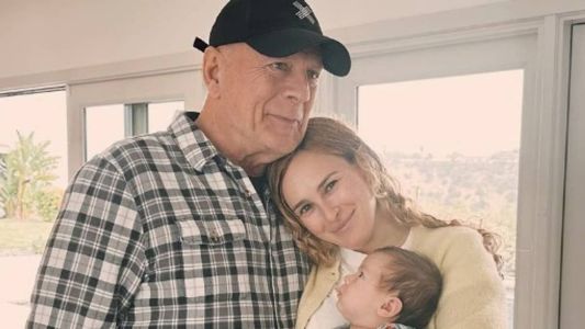 Bruce Willis com a filha mais velha e a primeira neta