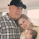 Bruce Willis faz rara aparição em foto com filha e neta após diagnóstico de demência
