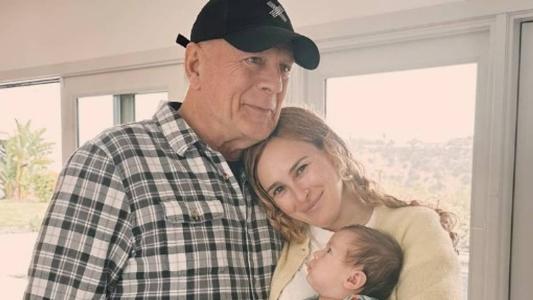 Bruce Willis com a filha mais velha e a primeira neta