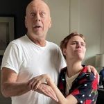 Filha de Bruce Willis desabafa sobre diagnóstico do pai: 'tinha medo de ser destruída pela tristeza'
