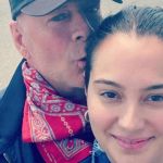Esposa de Bruce Willis chora ao falar sobre doença de ator e pede privacidade após flagra de paparazzi