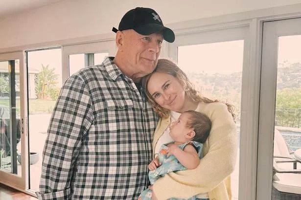 Bruce Willis com a filha e a neta