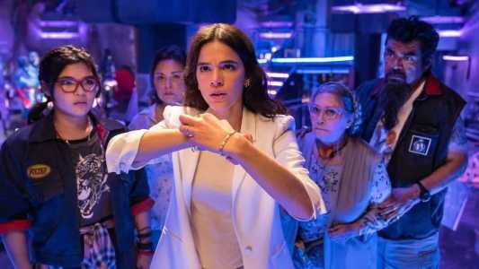 Bruna Marquezine em cena do filme 'Besouro Azul', que terá sessão especial para mães em Belo Horizonte