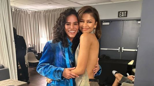 Bruna Marquezine encontra com Zendaya nos bastidores de evento