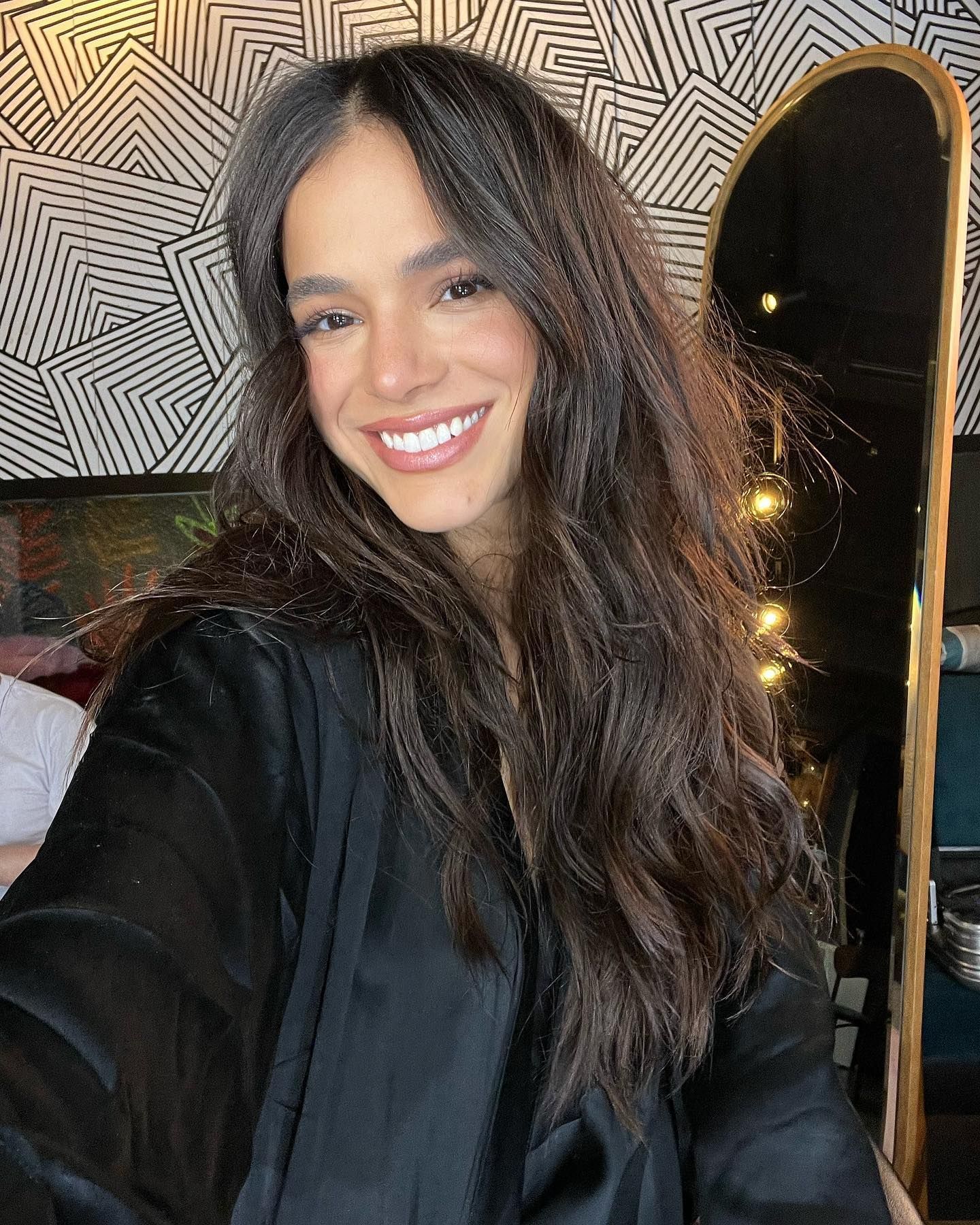 Bruna Marquezine faz pedido aos seguidores após romance com galã vir à tona