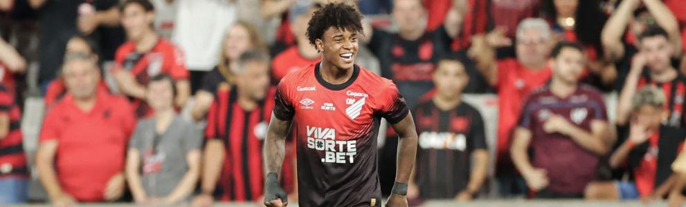 Bruninho comemora gol pelo Athletico contra o Operário