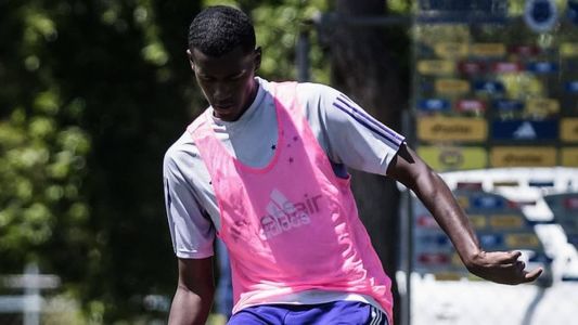 Bruno Alves participou de treino do Cruzeiro nesta segunda (18), na Toca da Raposa II