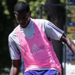 Quem é o zagueiro observado por Zé Ricardo em treino do Cruzeiro