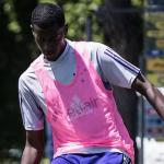 Quem é o zagueiro observado por Zé Ricardo em treino do Cruzeiro