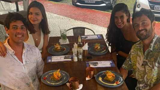 Bruno De Luca e a esposa Sthéfany Vidal em almoço com Kayky Brito e Tamara Dalcanale em foto de 2020
