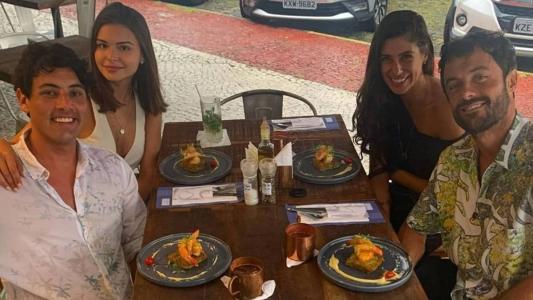 Bruno De Luca e a esposa Sthéfany Vidal em almoço com Kayky Brito e Tamara Dalcanale em foto de 2020