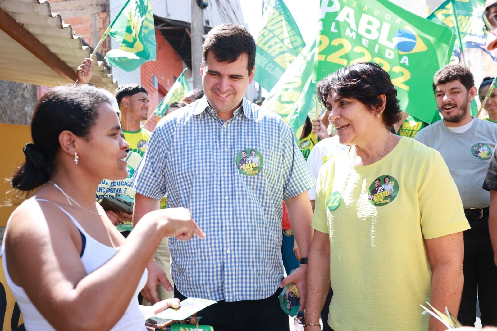 Engler faz caminhada no Morro das Pedras e defende maior integração entre ações da PM e da Guarda Municipal