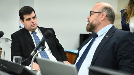 Bruno Engler e Professor Cleiton divergem sobre PL das Fake News, que tramita na Câmara dos Deputados