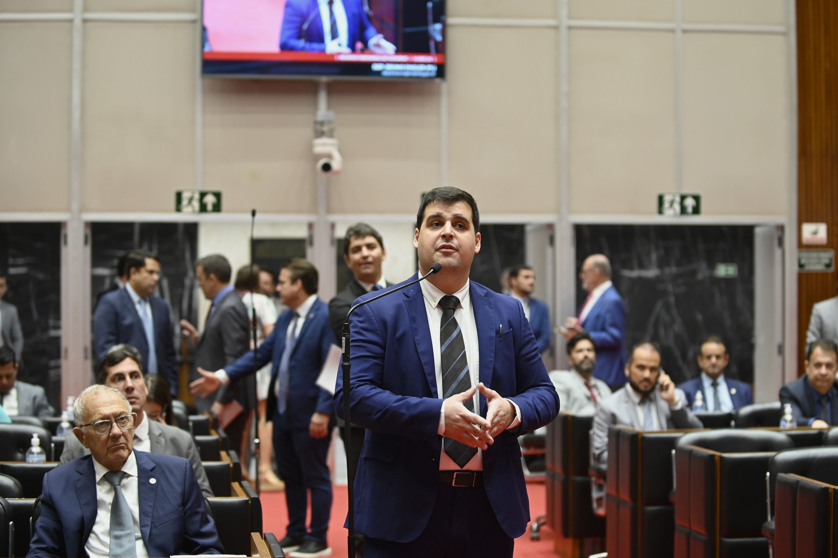 Deputados aprovam projeto que prevê detector de metais e policiamento no entorno de escolas de MG