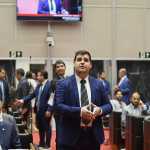 Deputados aprovam projeto que prevê detector de metais e policiamento no entorno de escolas de MG