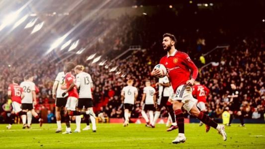 Bruno Fernandes comemora gol pelo Manchester United neste domingo (19)