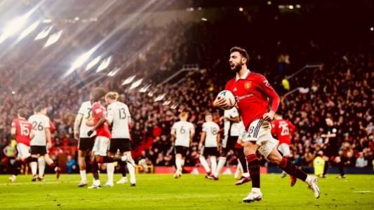 Bruno Fernandes comemora gol pelo Manchester United neste domingo (19)