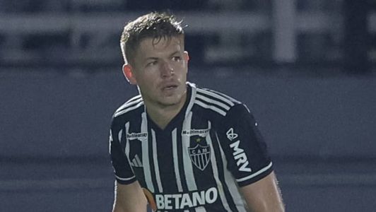 Bruno Fuchs, zagueiro do Atlético, em partida contra o RB Bragantino