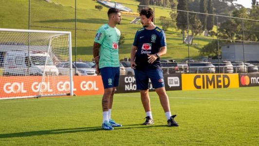 Bruno Guimarães e Fernando Diniz em conversa antes do treino na Granja Comary